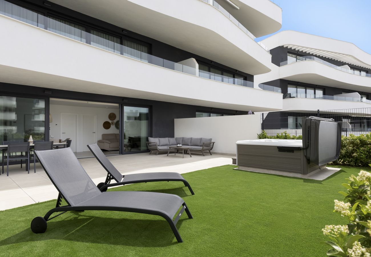 Apartment in Fuengirola - Garden Suite with Jacuzzi in Higueron